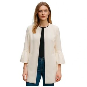 Mid weight lined coat.
Peplum sleeve, thin shoulder pads & pockets.